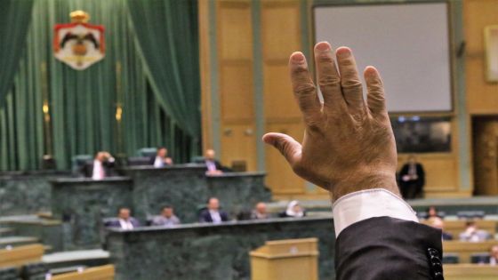 العموش: من يقبل تصوير هاتف نائب و هو يراسل زوجته؟