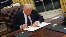 ترامب يوسع حظر السفر إلى أميركا ليشمل أكثر من 30 دولة